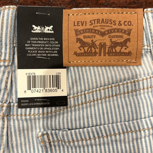 Levi’s premium high rise short and Roxy T-shirt, size: 8 - Picture 8 of 15